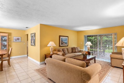House in Miami, Florida 4 bedrooms, 157.93 sq.m. № 2401285 - photo 3