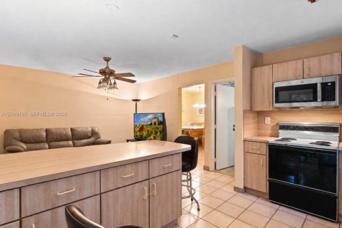 House in Miami, Florida 4 bedrooms, 157.93 sq.m. № 2401285 - photo 13