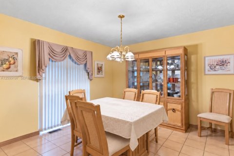 House in Miami, Florida 4 bedrooms, 157.93 sq.m. № 2401285 - photo 5