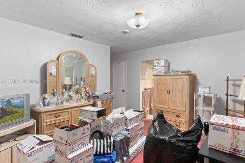 House in Miami, Florida 4 bedrooms, 157.93 sq.m. № 2401285 - photo 21