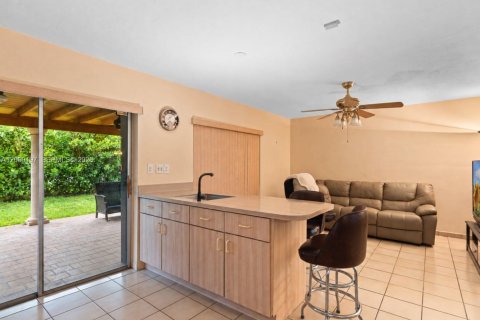 House in Miami, Florida 4 bedrooms, 157.93 sq.m. № 2401285 - photo 14