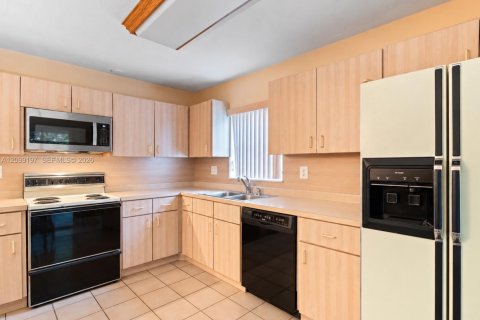 House in Miami, Florida 4 bedrooms, 157.93 sq.m. № 2401285 - photo 11