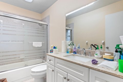 House in Miami, Florida 4 bedrooms, 157.93 sq.m. № 2401285 - photo 26