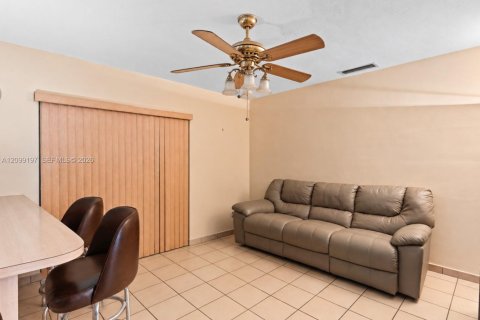 House in Miami, Florida 4 bedrooms, 157.93 sq.m. № 2401285 - photo 8