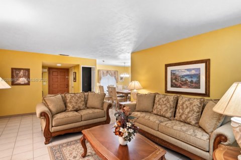 House in Miami, Florida 4 bedrooms, 157.93 sq.m. № 2401285 - photo 4