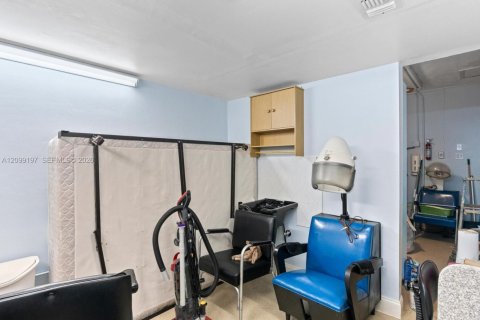 House in Miami, Florida 4 bedrooms, 157.93 sq.m. № 2401285 - photo 18