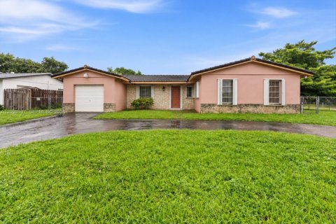 House in Miami, Florida 4 bedrooms, 157.93 sq.m. № 2401285