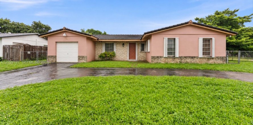 House in Miami, Florida 4 bedrooms, 157.93 sq.m. № 2401285