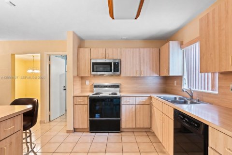 House in Miami, Florida 4 bedrooms, 157.93 sq.m. № 2401285 - photo 12