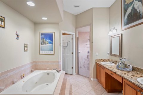 House in Tarpon Springs, Florida 4 bedrooms, 280.47 sq.m. № 1792779 - photo 25