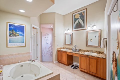 House in Tarpon Springs, Florida 4 bedrooms, 280.47 sq.m. № 1792779 - photo 24