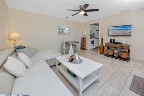 Condo in Madeira Beach, Florida, 1 bedroom № 2115329 - photo 13