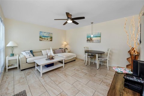 Condo in Madeira Beach, Florida, 1 bedroom № 2115329 - photo 7