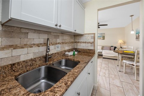 Condo in Madeira Beach, Florida, 1 bedroom № 2115329 - photo 22