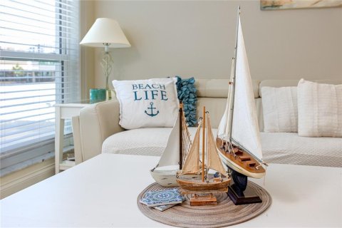 Condo in Madeira Beach, Florida, 1 bedroom № 2115329 - photo 10