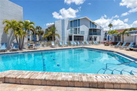 Condo in Madeira Beach, Florida, 1 bedroom № 2115329 - photo 3