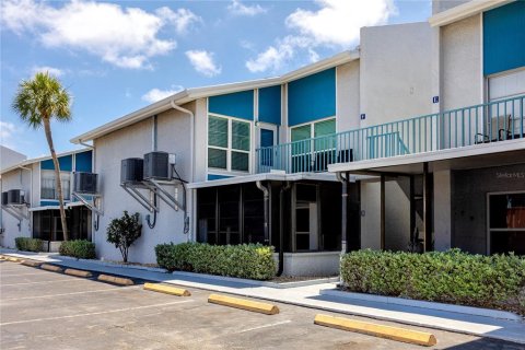 Condo in Madeira Beach, Florida, 1 bedroom № 2115329