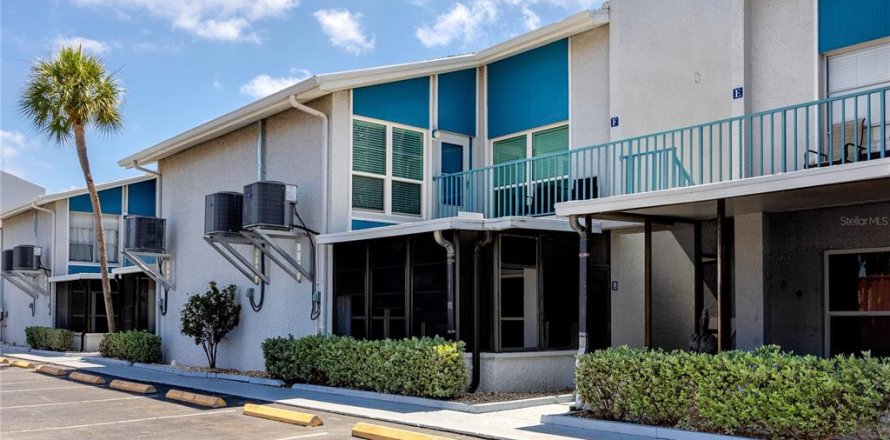 Condo in Madeira Beach, Florida, 1 bedroom № 2115329