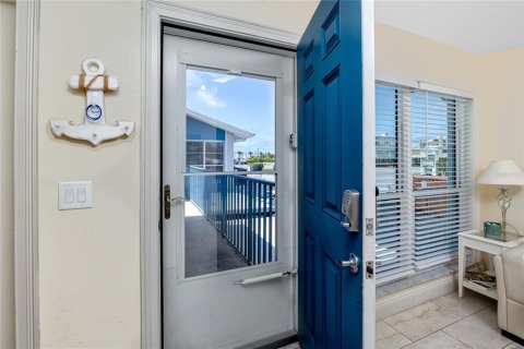 Condo in Madeira Beach, Florida, 1 bedroom № 2115329 - photo 6