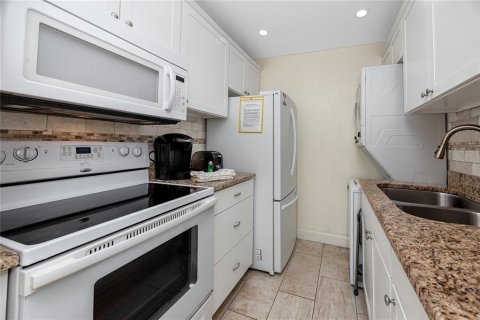 Condo in Madeira Beach, Florida, 1 bedroom № 2115329 - photo 18