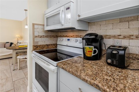 Condo in Madeira Beach, Florida, 1 bedroom № 2115329 - photo 23