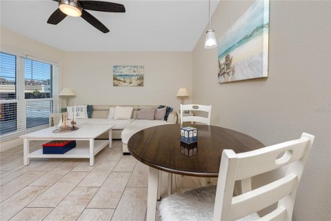 Condo in Madeira Beach, Florida, 1 bedroom № 2115329 - photo 16