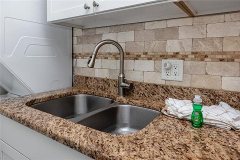 Condo in Madeira Beach, Florida, 1 bedroom № 2115329 - photo 21