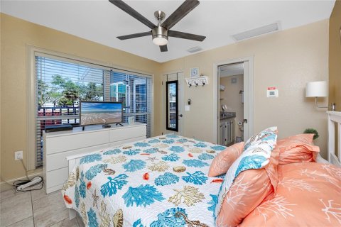 Condo in Madeira Beach, Florida, 1 bedroom № 2115329 - photo 25