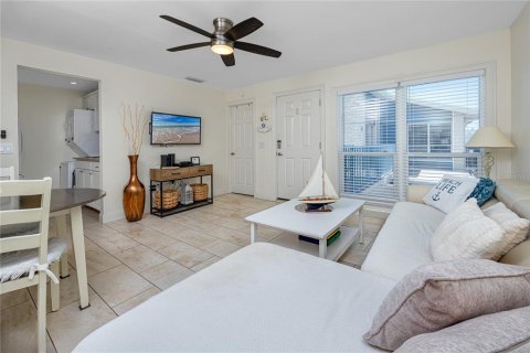 Condo in Madeira Beach, Florida, 1 bedroom № 2115329 - photo 12