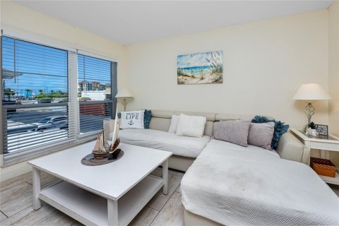 Condo in Madeira Beach, Florida, 1 bedroom № 2115329 - photo 11