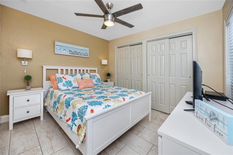 Condo in Madeira Beach, Florida, 1 bedroom № 2115329 - photo 24