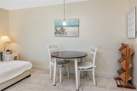 Condo in Madeira Beach, Florida, 1 bedroom № 2115329 - photo 15
