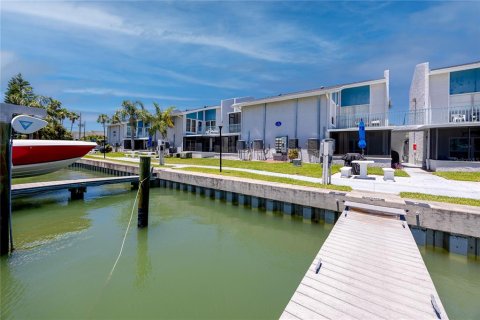 Condo in Madeira Beach, Florida, 1 bedroom № 2115329 - photo 2