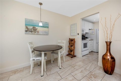 Condo in Madeira Beach, Florida, 1 bedroom № 2115329 - photo 17