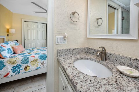 Condo in Madeira Beach, Florida, 1 bedroom № 2115329 - photo 27