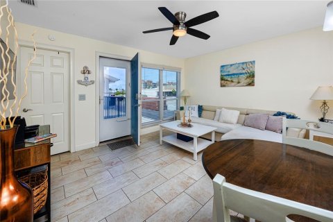 Condo in Madeira Beach, Florida, 1 bedroom № 2115329 - photo 8