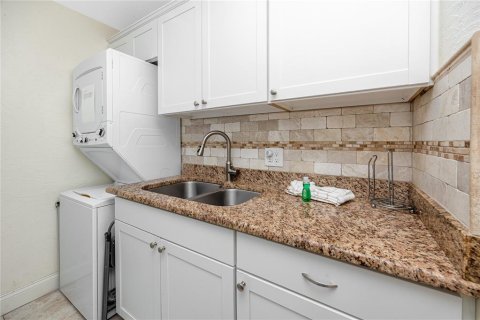 Condo in Madeira Beach, Florida, 1 bedroom № 2115329 - photo 20
