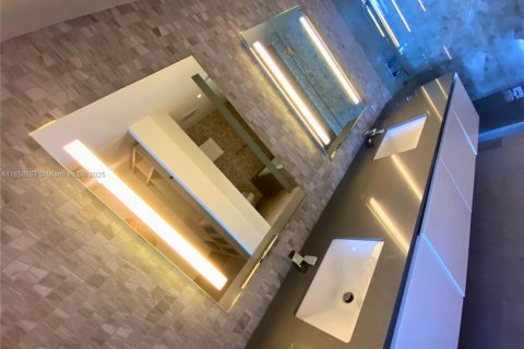 Condo in Miami, Florida, 1 bedroom  № 1888051 - photo 10