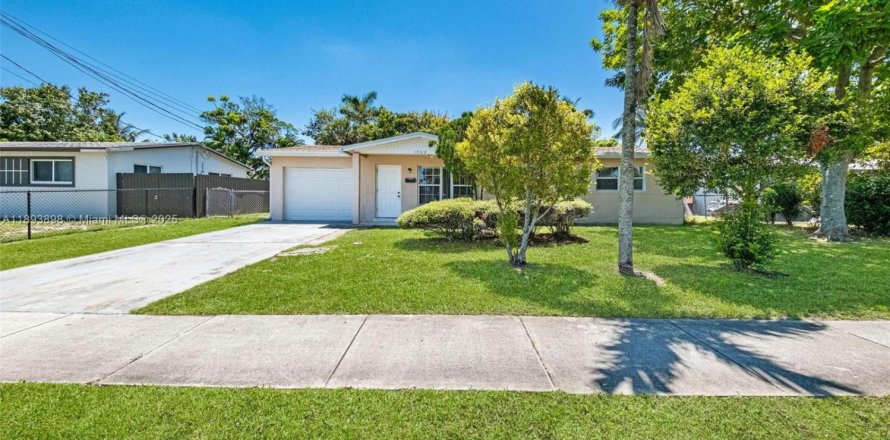 Casa en Sunrise, Florida 3 dormitorios, 99.03 m2 № 1945958