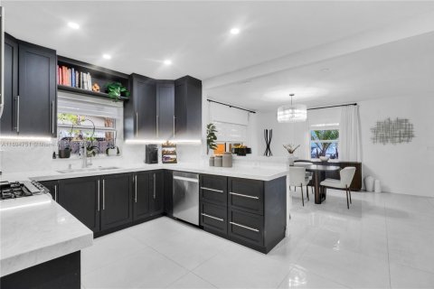 Villa ou maison à vendre à Miami Springs, Floride: 4 chambres, 224.54 m2 № 1949059 - photo 12