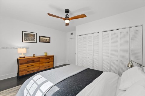 House in Miami Beach, Florida 4 bedrooms, 227.42 sq.m. № 1993131 - photo 22