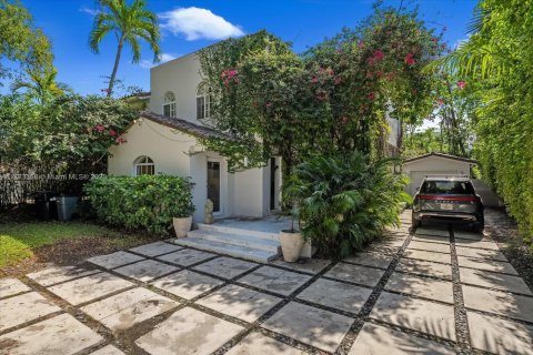 House in Miami Beach, Florida 4 bedrooms, 227.42 sq.m. № 1993131 - photo 2