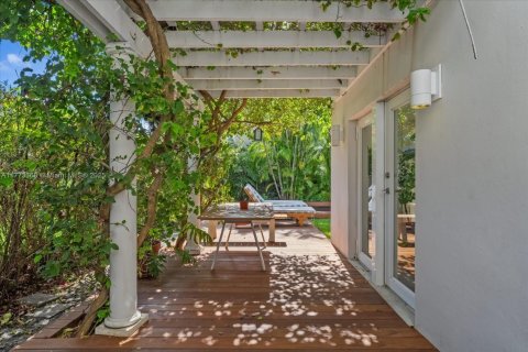 House in Miami Beach, Florida 4 bedrooms, 227.42 sq.m. № 1993131 - photo 29