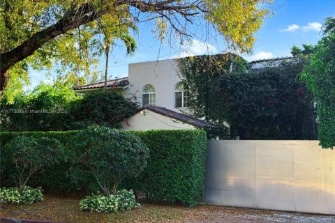 House in Miami Beach, Florida 4 bedrooms, 227.42 sq.m. № 1993131 - photo 1