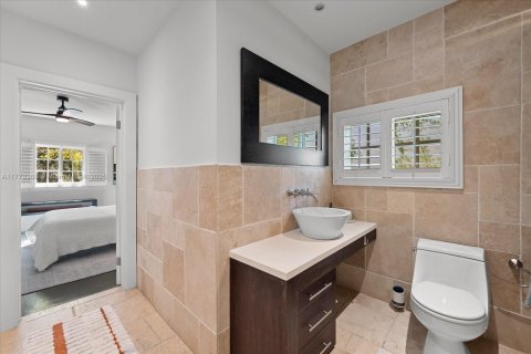 House in Miami Beach, Florida 4 bedrooms, 227.42 sq.m. № 1993131 - photo 18