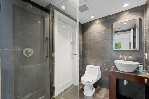 House in Miami Beach, Florida 4 bedrooms, 227.42 sq.m. № 1993131 - photo 15