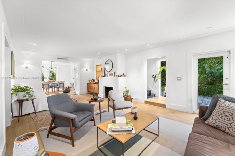 House in Miami Beach, Florida 4 bedrooms, 227.42 sq.m. № 1993131 - photo 11