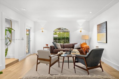 House in Miami Beach, Florida 4 bedrooms, 227.42 sq.m. № 1993131 - photo 12