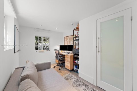 House in Miami Beach, Florida 4 bedrooms, 227.42 sq.m. № 1993131 - photo 26