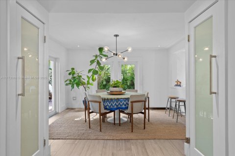 House in Miami Beach, Florida 4 bedrooms, 227.42 sq.m. № 1993131 - photo 6